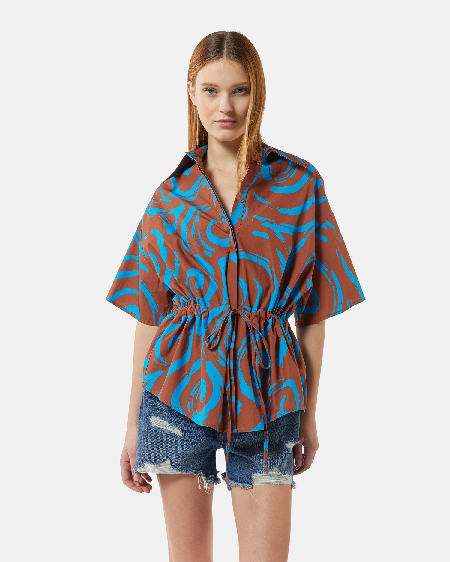 Camicia oversize con stampa grafica e cintura regolabile